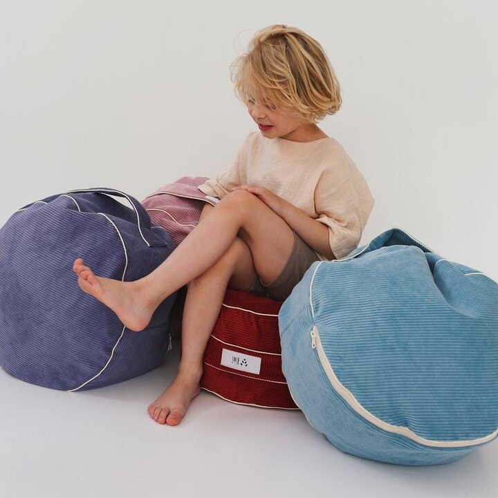 Miękka pufa dziecięca Cozy Blue S z uchwytem