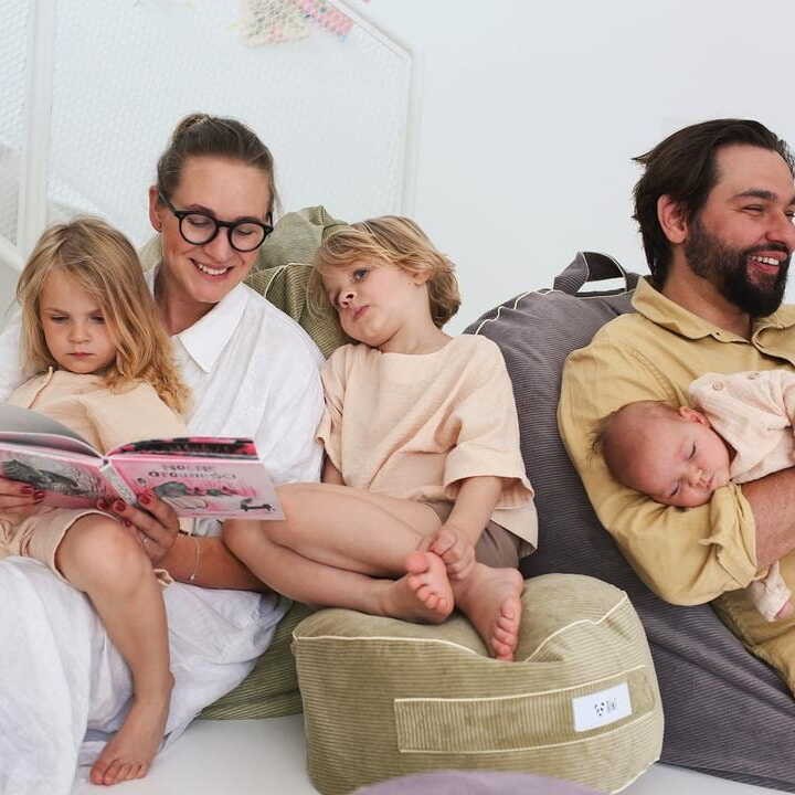 Miękka pufa dziecięca Cozy Green S z uchwytem