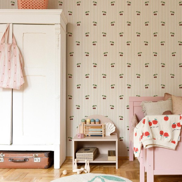 Tapeta Little Cherries on Pink Stripes do pokoju dziecka z motywem wisienek na delikatnych różowych paskach w stylu retro.