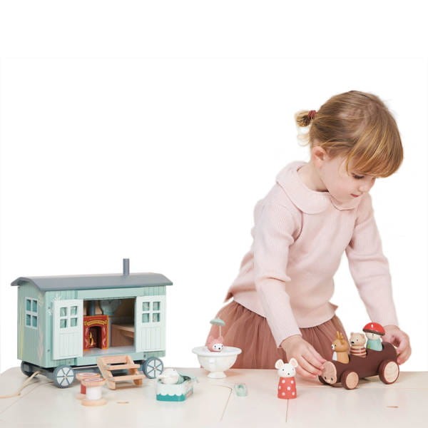 Chatka na kółkach dla myszek – Tender Leaf Toys z figurkami mysiej rodzinki i wyposażeniem wnętrza