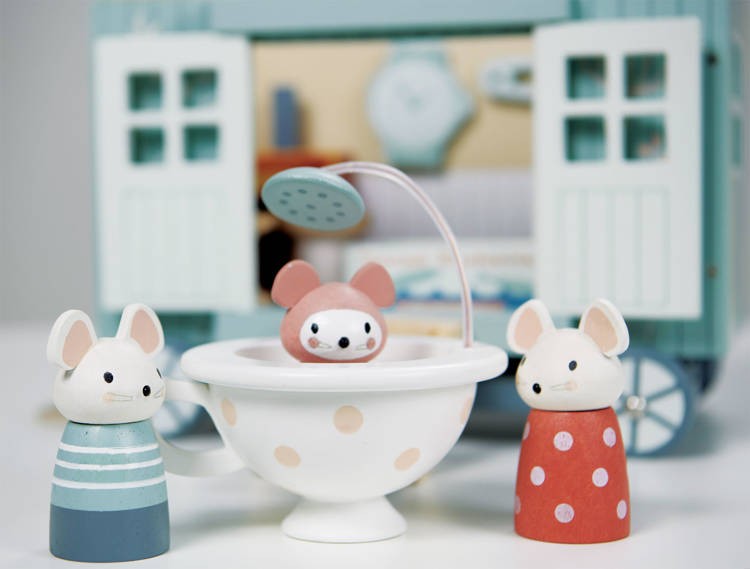 Chatka na kółkach dla myszek – Tender Leaf Toys z figurkami mysiej rodzinki i wyposażeniem wnętrza