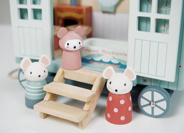 Chatka na kółkach dla myszek – Tender Leaf Toys z figurkami mysiej rodzinki i wyposażeniem wnętrza