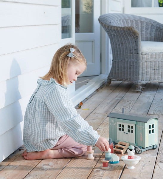 Chatka na kółkach dla myszek – Tender Leaf Toys z figurkami mysiej rodzinki i wyposażeniem wnętrza
