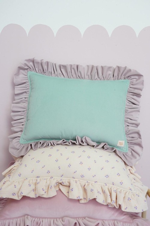 Dekoracyjna_welwetowa_poduszka_z_falbanka_truskawkowa_matcha_1-1.jpg