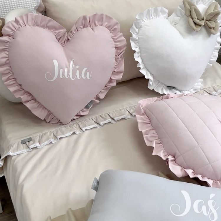 Personalizowana Poduszka Serce z Imieniem – dekoracja pokoju dziecięcego