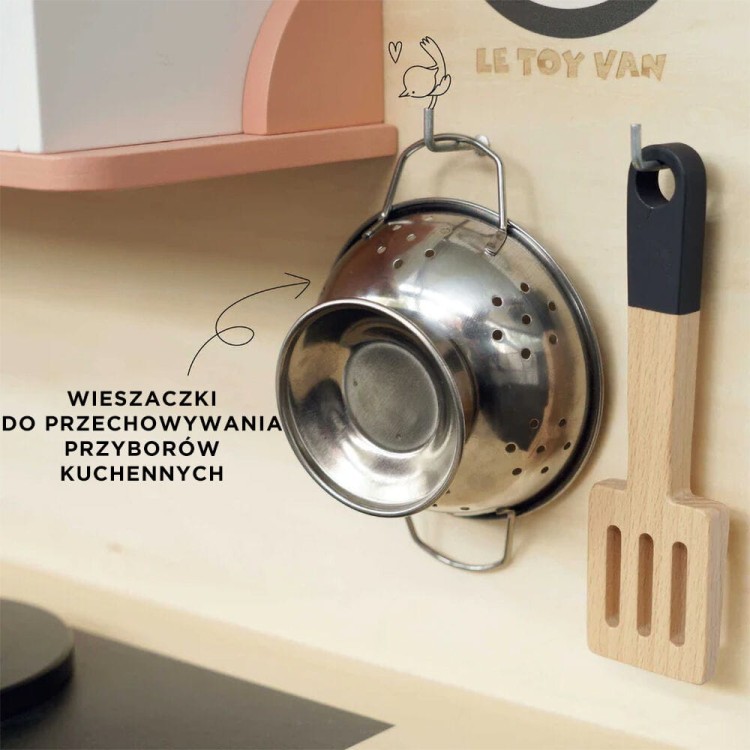 Stylowa kuchnia dla dzieci w pastelowej tonacji łososiowej z akcesoriami