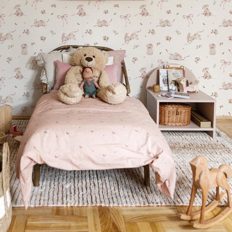 Tapeta w króliczki na białym tle Pink Rabbits on White w romantycznym pokoju dziewczynki