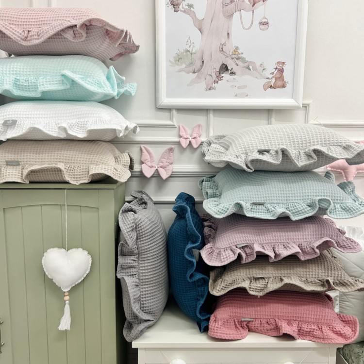 Wafelkowa Poduszka z Falbanką 35 x 35 cm – dekoracja pokoju dziecięcego