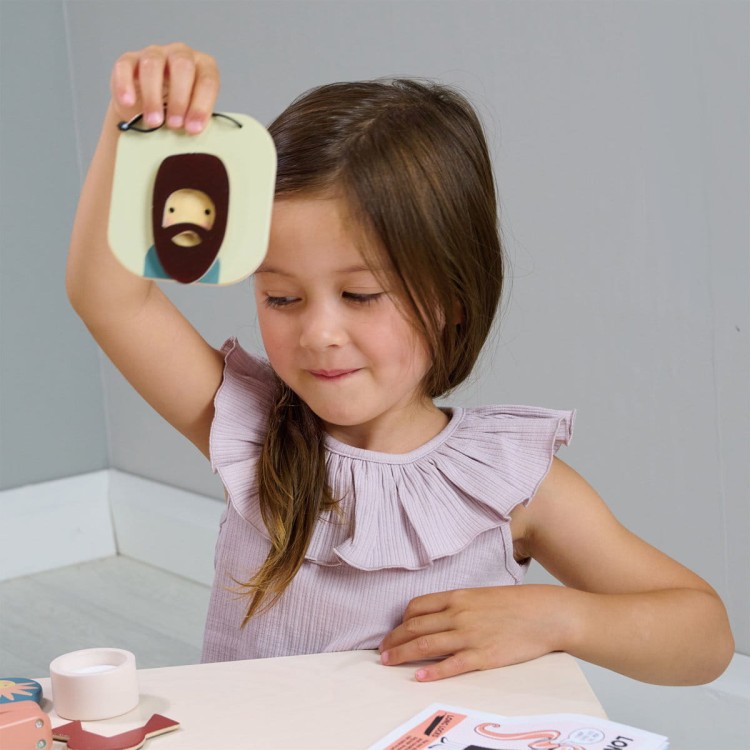 Salon fryzjerski – drewniana toaletka z akcesoriami Tender Leaf Toys z suszarką, prostownicą i tablicą fryzur