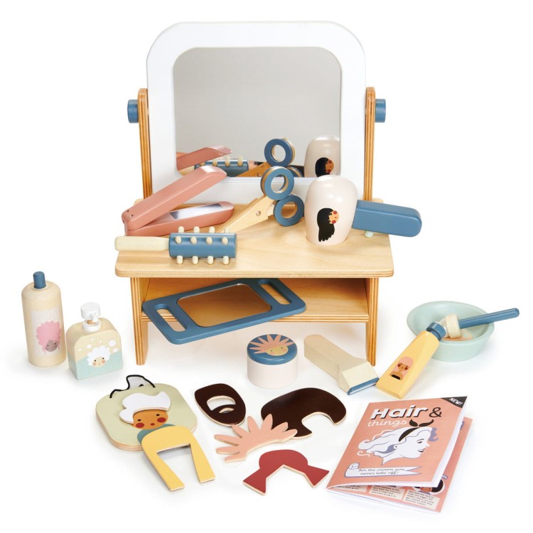 Salon fryzjerski – drewniana toaletka z akcesoriami Tender Leaf Toys z suszarką, prostownicą i tablicą fryzur
