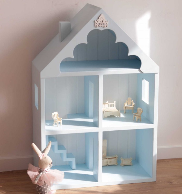 Drewniany domek dla lalek Baby Blue w pastelowym niebieskim kolorze