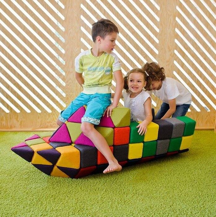 Dziecko bawiące się klockami piankowo-magnetycznymi JollyHeap Medium