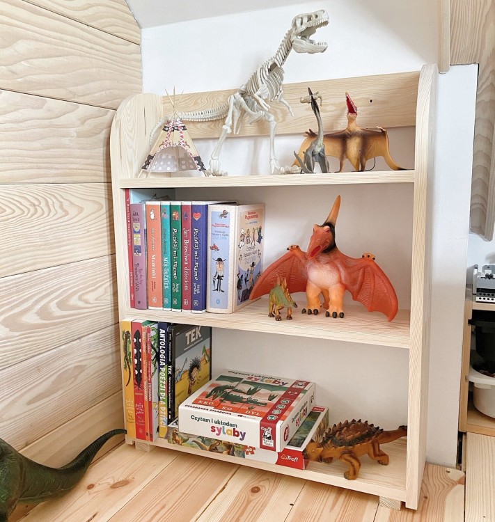 drewniany regał Montessori dla dzieci z trzema półkami