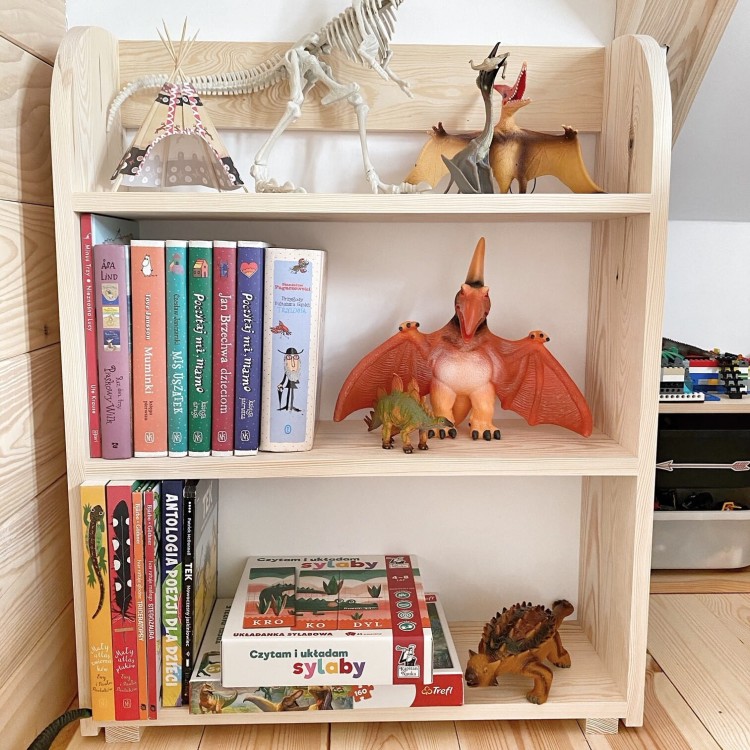 drewniany regał Montessori dla dzieci z trzema półkami
