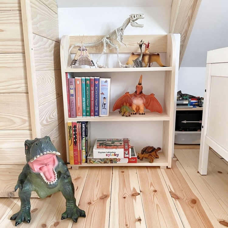 drewniany regał Montessori dla dzieci z trzema półkami