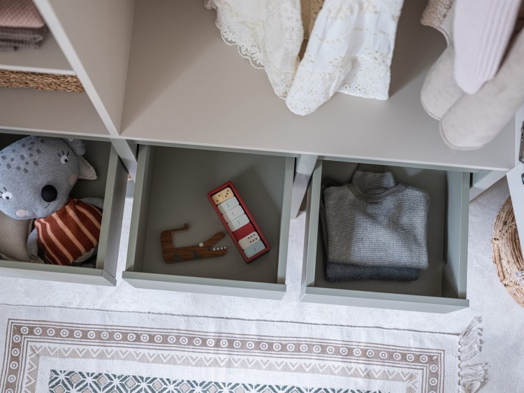 Drewniana szafa dla dziecka TWEENS Zielona, szuflada