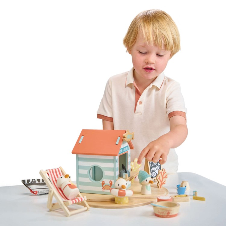 Drewniana restauracja na plaży – Tender Leaf Toys z mewami, leżakiem i akcesoriami plażowymi