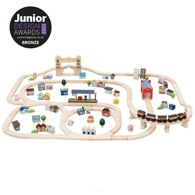 Kolejka drewniana z realistycznymi detalami – pociąg, most i budynki