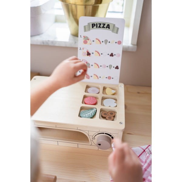 Dziecko bawiące się drewnianym piecem do pizzy