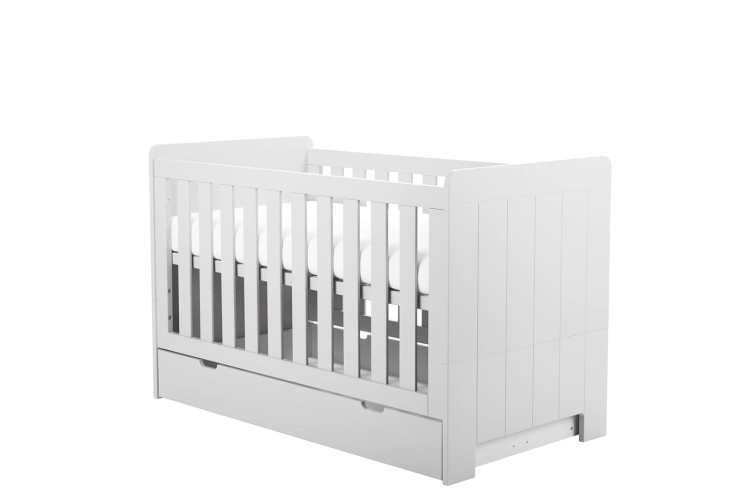 Białe łóżeczko-tapczanik Calmo 70x140 cm z regulowanym dnem, wyjmowanymi szczebelkami, możliwość montażu szuflady i barierki, funkcjonalne dla dziecka