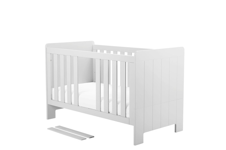 Białe łóżeczko-tapczanik Calmo 70x140 cm z regulowanym dnem, wyjmowanymi szczebelkami, możliwość montażu szuflady i barierki, funkcjonalne dla dziecka