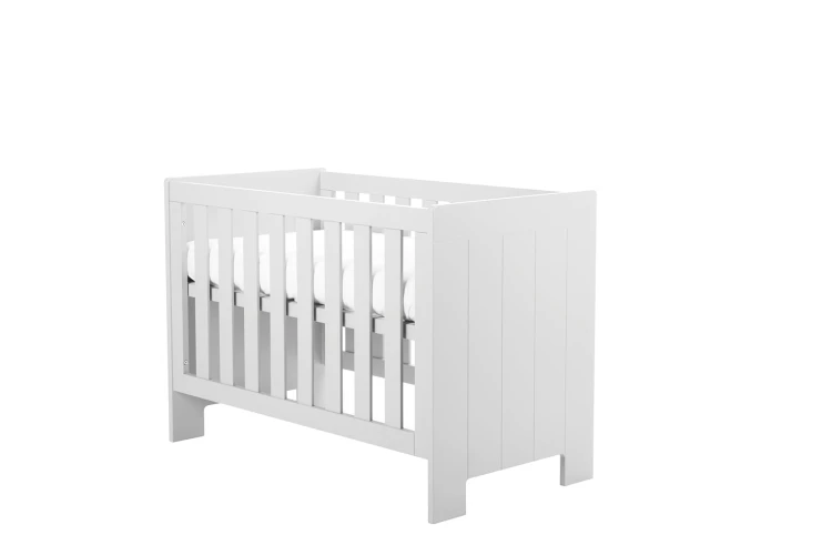 Białe łóżeczko niemowlęce Calmo 60x120 cm z regulowanym dnem i wyjmowanymi szczebelkami, możliwość montażu szuflady, bezpieczne dla niemowląt