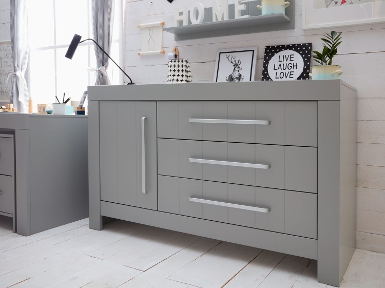 komoda dziecięca Calmo szara z trzema szufladami i drzwiczkami