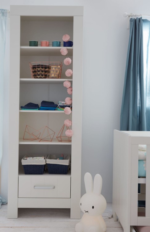 Calmo biały regał do pokoju dziecięcego i młodzieżowego – funkcjonalny, nowoczesny mebel