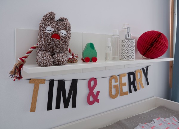 Biała półka wisząca Calmo z MDF do pokoju dziecięcego, idealna na książki, maskotki i dekoracje