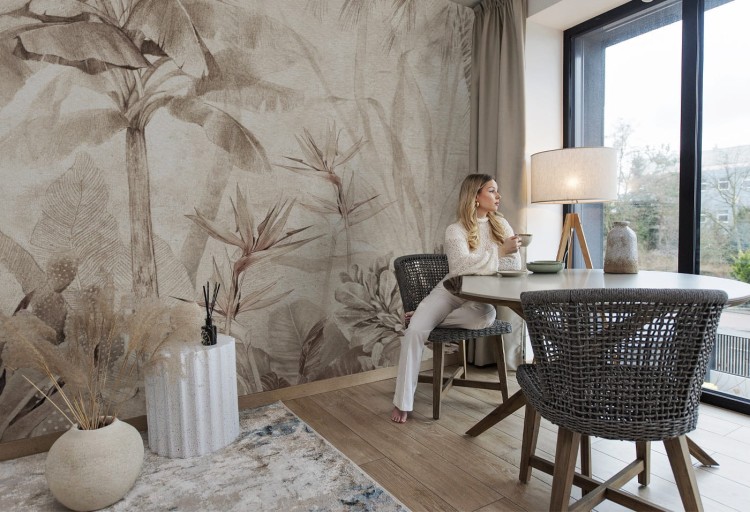 paradise-warm-beige-tapeta-do-salonu-i-sypialni-z-tropikalnymi-roslinami-i-kwiatami-strelicji-2.jpg