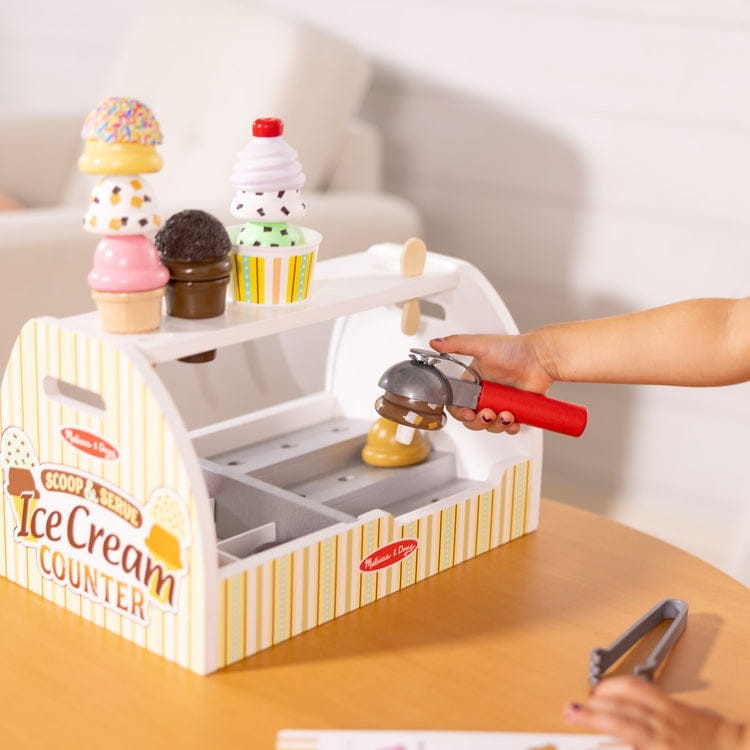 Drewniana Lodziarnia Scoop & Serve Melissa & Doug – zestaw 28 elementów do zabawy w sklep z lodami