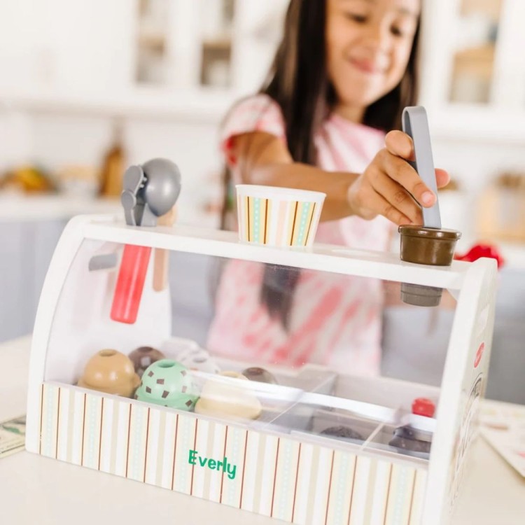 Drewniana Lodziarnia Scoop & Serve Melissa & Doug – zestaw 28 elementów do zabawy w sklep z lodami