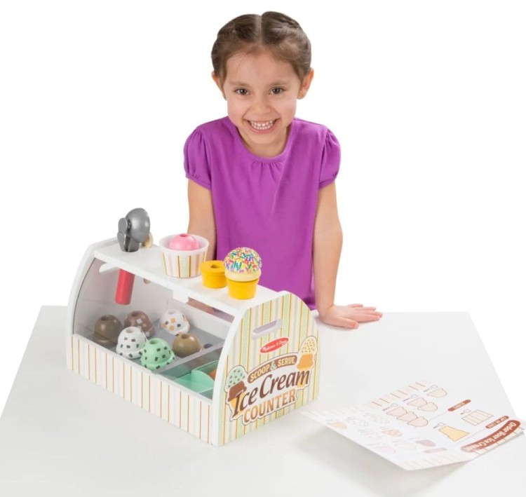 Drewniana Lodziarnia Scoop & Serve Melissa & Doug – zestaw 28 elementów do zabawy w sklep z lodami