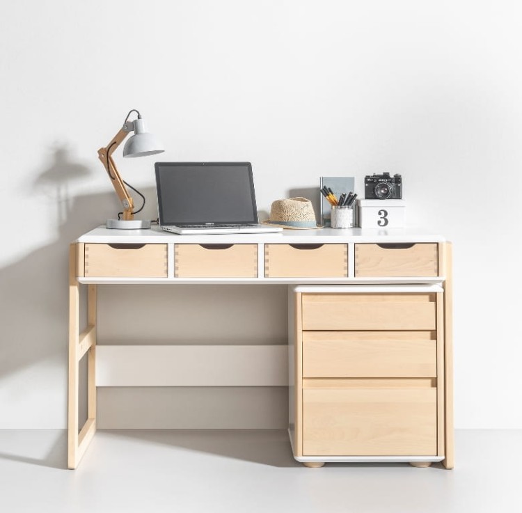 Biurko Funflex z drewna z regulacją wysokości – widok z przodu