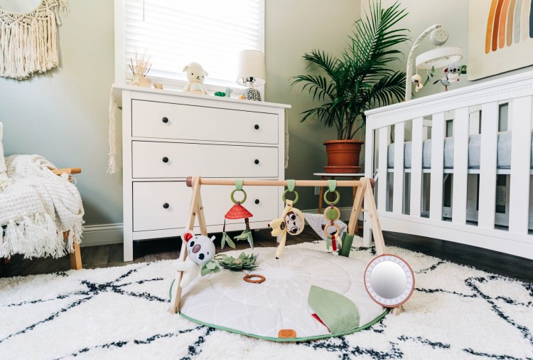 Tiny Love mata edukacyjna Boho Chic z drewnianym stojakiem, miękka mata dla niemowląt z zawieszkami, muzycznym leniwcem i stylowym designem Boho