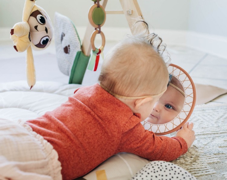 Tiny Love mata edukacyjna Boho Chic z drewnianym stojakiem, miękka mata dla niemowląt z zawieszkami, muzycznym leniwcem i stylowym designem Boho