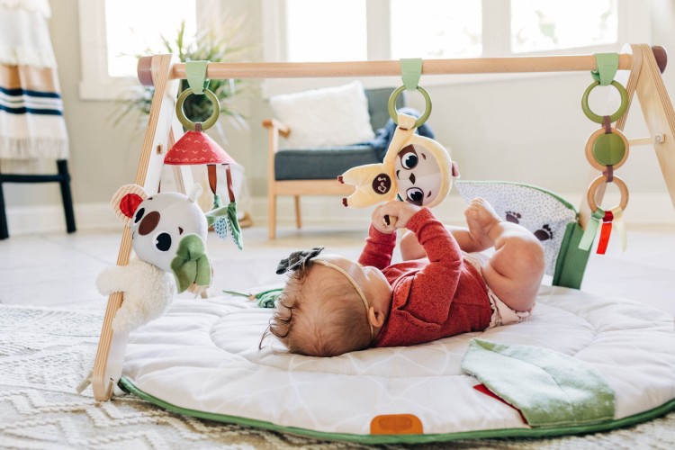 Tiny Love mata edukacyjna Boho Chic z drewnianym stojakiem, miękka mata dla niemowląt z zawieszkami, muzycznym leniwcem i stylowym designem Boho