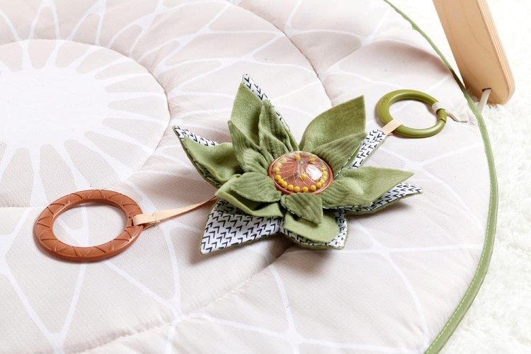 Tiny Love mata edukacyjna Boho Chic z drewnianym stojakiem, miękka mata dla niemowląt z zawieszkami, muzycznym leniwcem i stylowym designem Boho