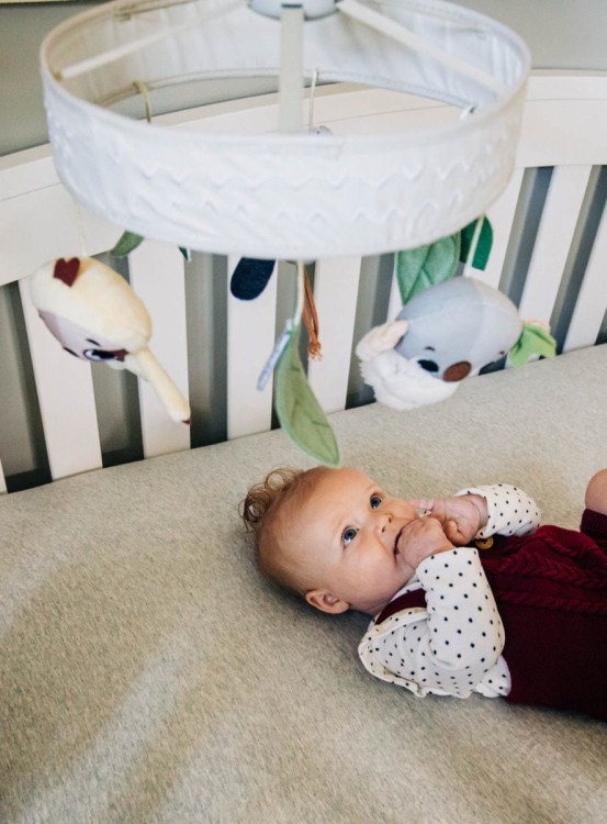 Tiny Love karuzela Boho Chic do łóżeczka – beżowa karuzela w stylu boho z pluszowymi zawieszkami, światłem LED i muzyką