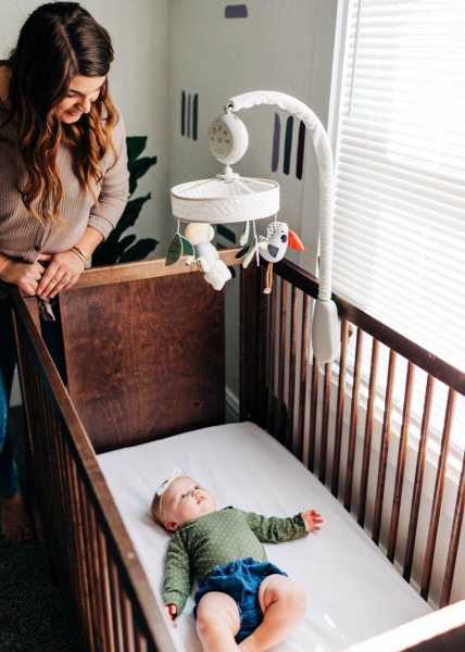 Tiny Love karuzela Boho Chic do łóżeczka – beżowa karuzela w stylu boho z pluszowymi zawieszkami, światłem LED i muzyką