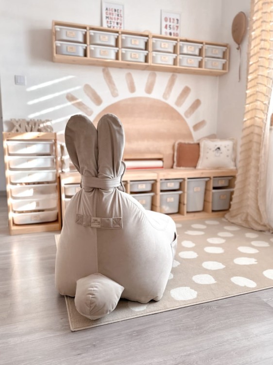 Pufa Bunny Velvet beżowa siedzisko z oparciem dla dziecka z uszami króliczka
