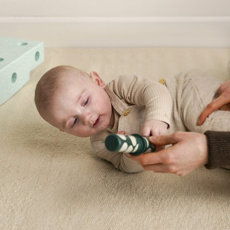 Dziecko bawiące się MODU Baby activity set – ćwiczenia motoryki dużej i sensorycznej