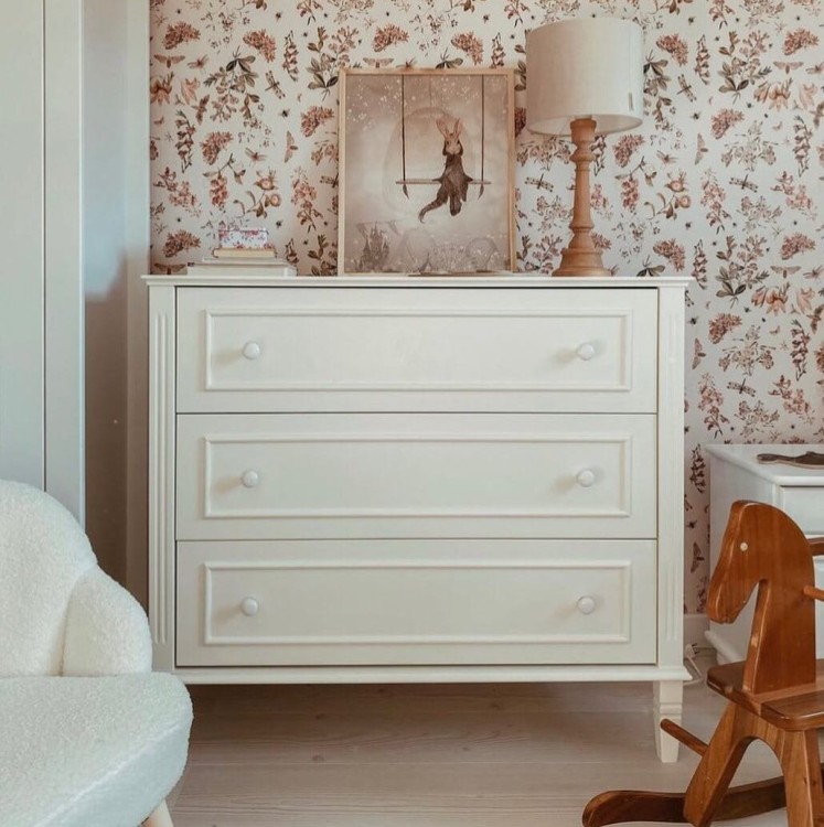 Komoda Bianka – elegancki design w kolorze złamanej bieli