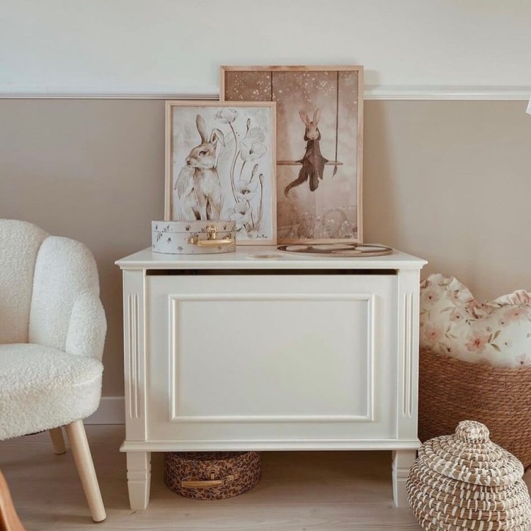 Drewniana skrzynia na zabawki Bianka w kolorze złamanej bieli z delikatnymi frezami, funkcjonalny mebel do pokoju dziecięcego