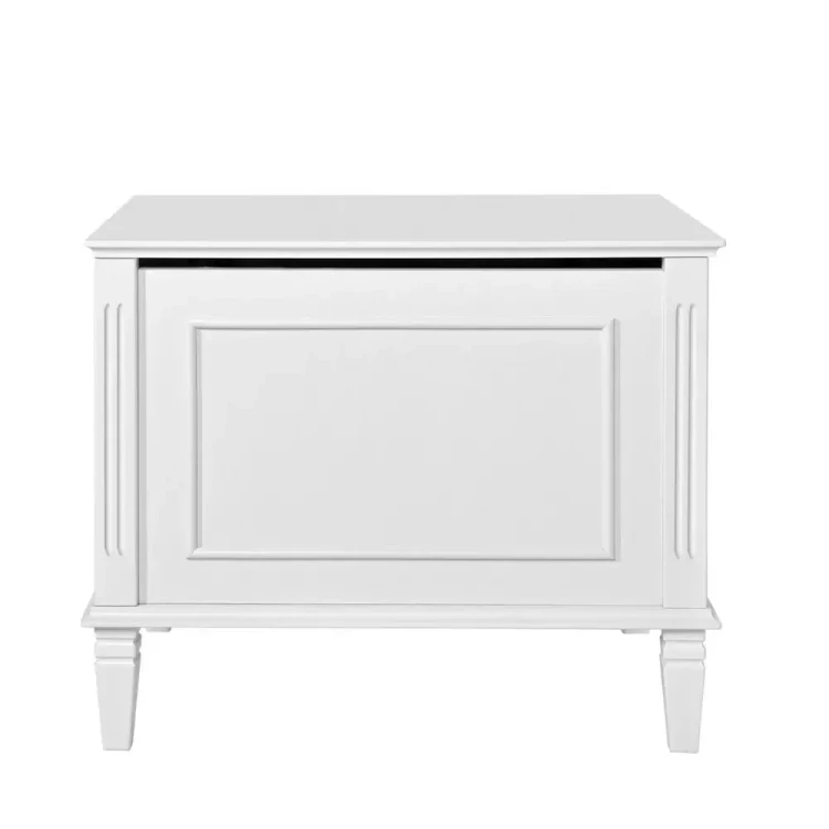 Drewniana skrzynia na zabawki Bianka w kolorze złamanej bieli z delikatnymi frezami, funkcjonalny mebel do pokoju dziecięcego