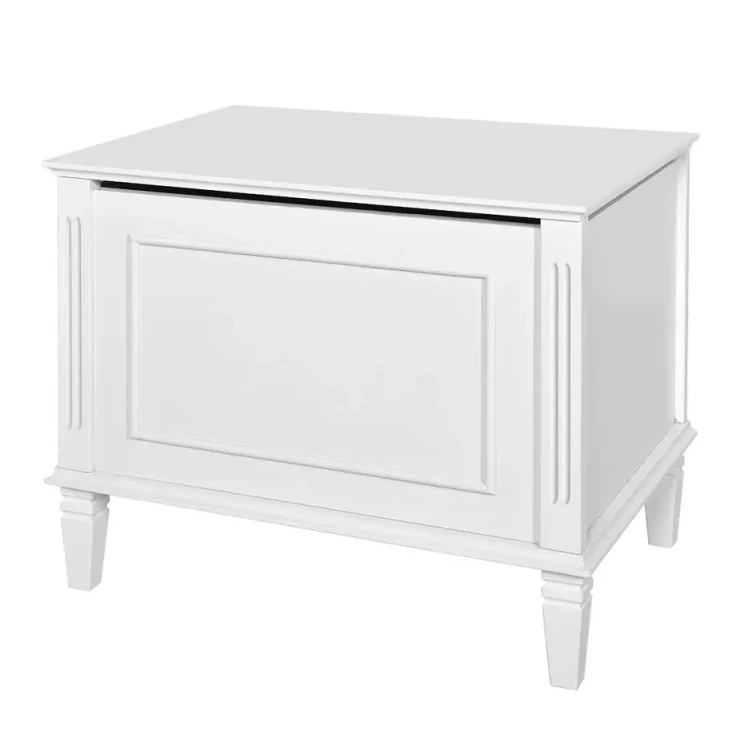 Drewniana skrzynia na zabawki Bianka w kolorze złamanej bieli z delikatnymi frezami, funkcjonalny mebel do pokoju dziecięcego