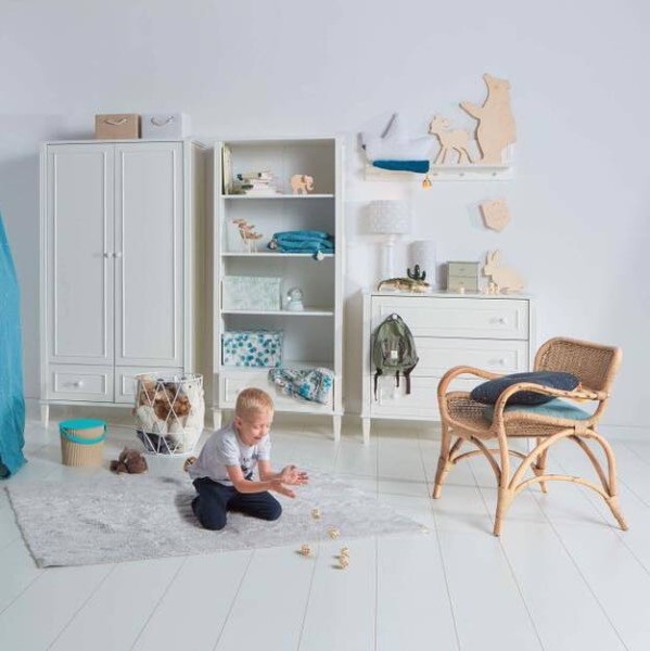 Drewniany regał dziecięcy Bianka w kolorze złamanej bieli z frezami do pokoju dziecka