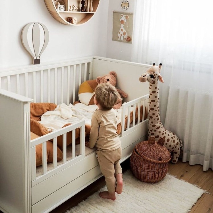 Łóżeczko niemowlęce 140x70 Bianka w kolorze złamanej bieli z funkcją tapczanika i szufladą.