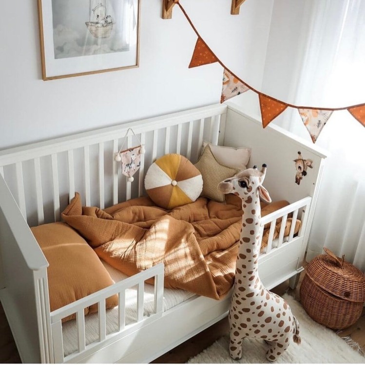 Łóżeczko niemowlęce 140x70 Bianka w kolorze złamanej bieli z funkcją tapczanika i szufladą.