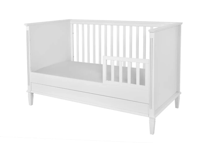 Łóżeczko niemowlęce 140x70 Bianka w kolorze złamanej bieli z funkcją tapczanika i szufladą.